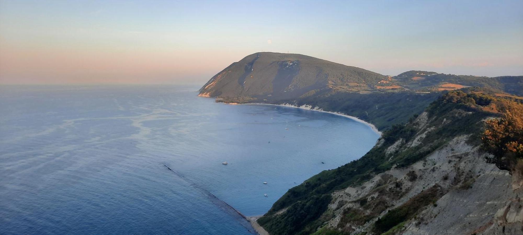 Appartamento In Contesto Esclusivo In Pieno Centro Camerano Exteriör bild